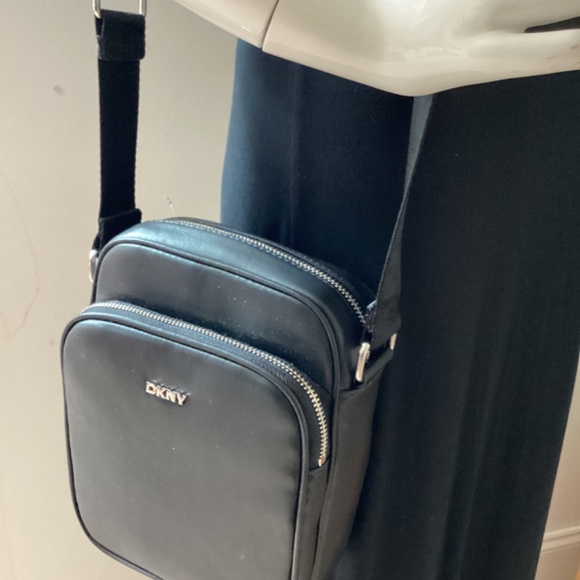 NWT DKNY CROSSBODY BLACK LEATHER MESSANGER BAG - Picture 7 of 16